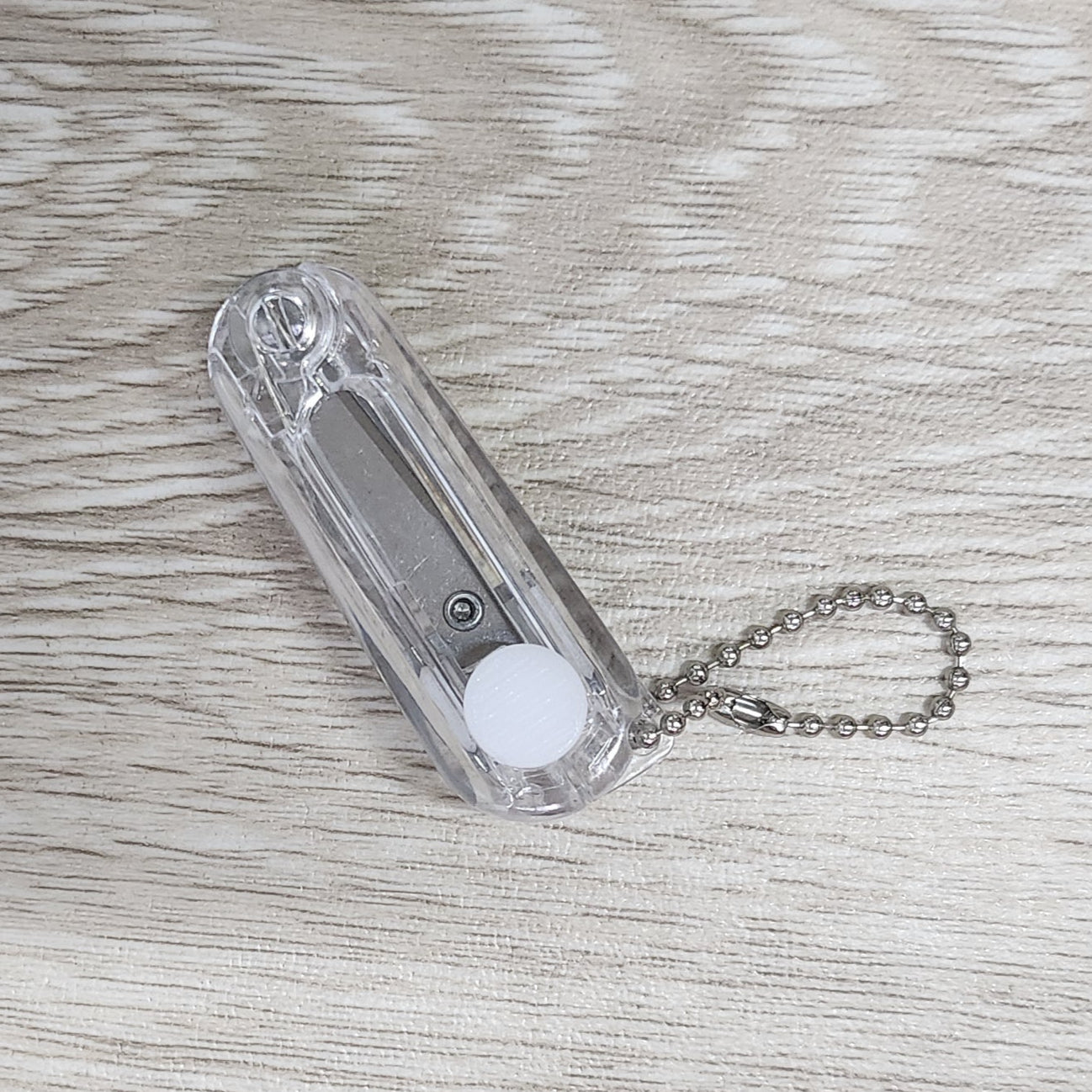 Foldable retractable scissors