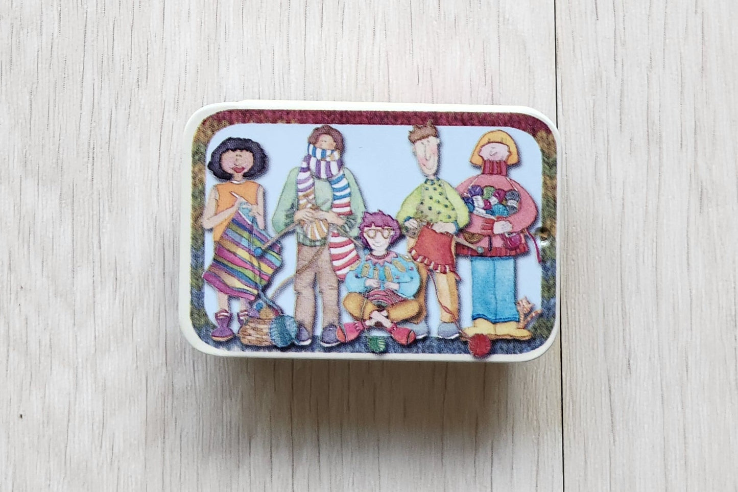 Small tin with  crochet characters