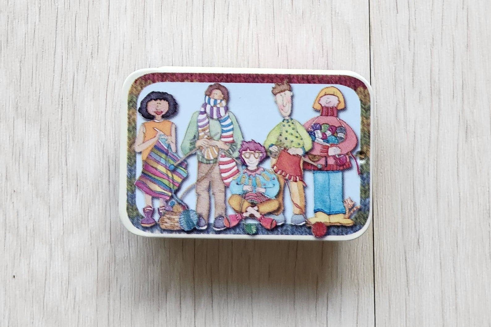 Small tin with  crochet characters