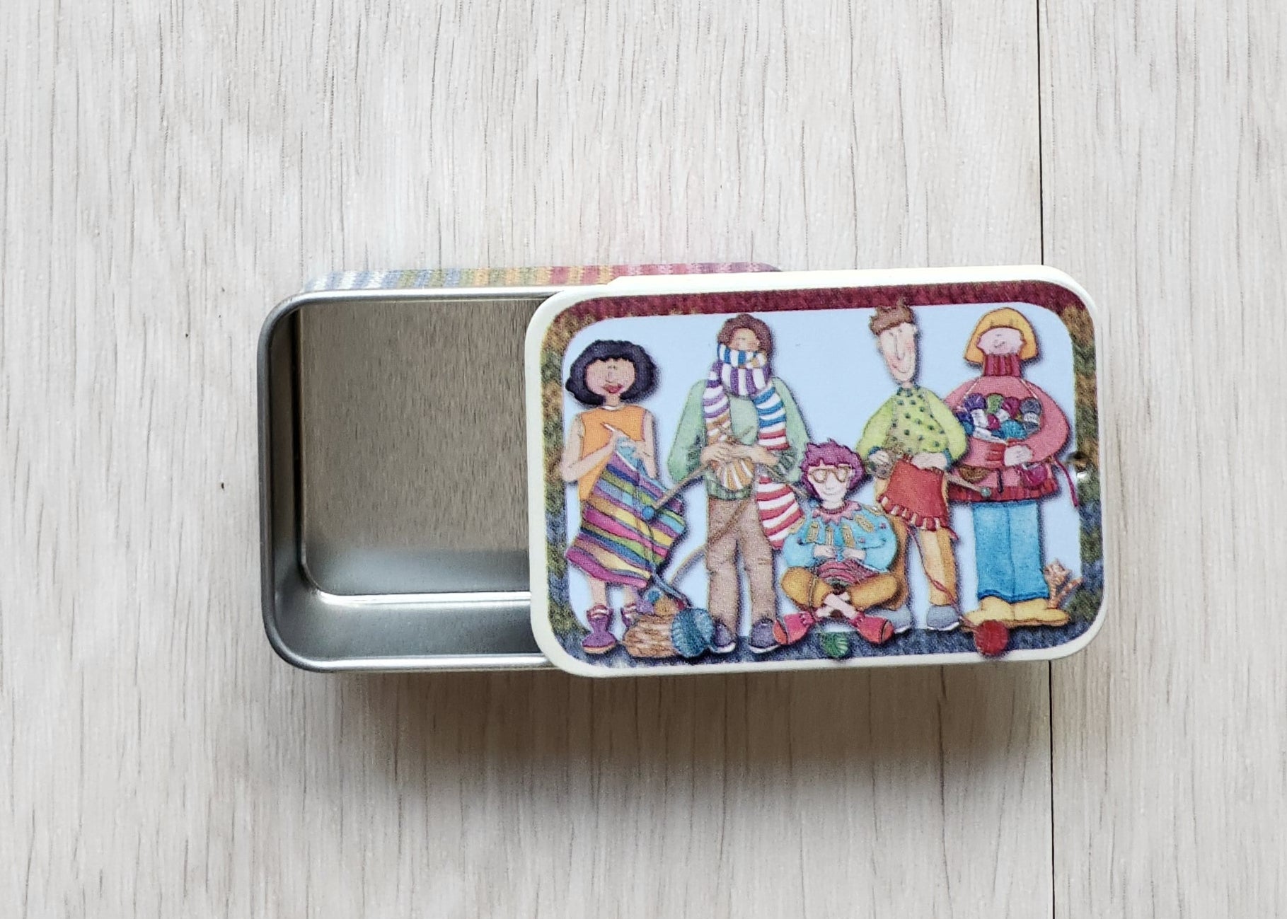Small tin with  crochet characters